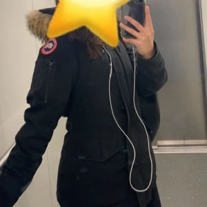 Canada goose montebello - Säljer min canada goose jacka pga att jag vill köpa en ny jacka. Använd men i bra skick inga slitningar eller skador alls. Modellen är montebello och är i st s men passar även dig ifall du har xs. Säljer för 2000 pris kan diskuteras