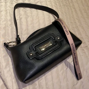 Väska - Armani väska köpt för länge länge sen, äkta, är inte säker på original priset efter som att väskan är mkt gammal och finns inte kvar att köpa, väldigt bra skicka använts fåtal gånger 