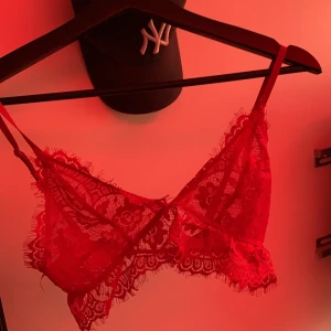Röd spets bh från NAKD  - Köpt från nakd, nästan aldrig använd då den är för liten för mig. Men riktigt snygg bh !