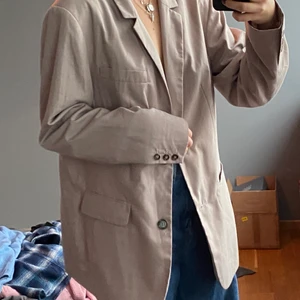 Oversized Blazer strl S - En oversized blazer från Nelly trend, inköpt förra sommaren. Sparsamt använd och i fint skick! Storlek S-M