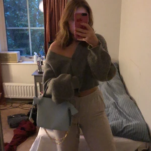 Acne inspirerad väska - Väska från NAKDx Hanna schönberg Prislapp kvar och aldrig använd. Sjukt snygg och rymlig. Lång kedja som man kan ha crossboddy men även få dubbelbeskattning och ha på axeln. Även blå rem som Väsk handtag går att använda(se bild 1)