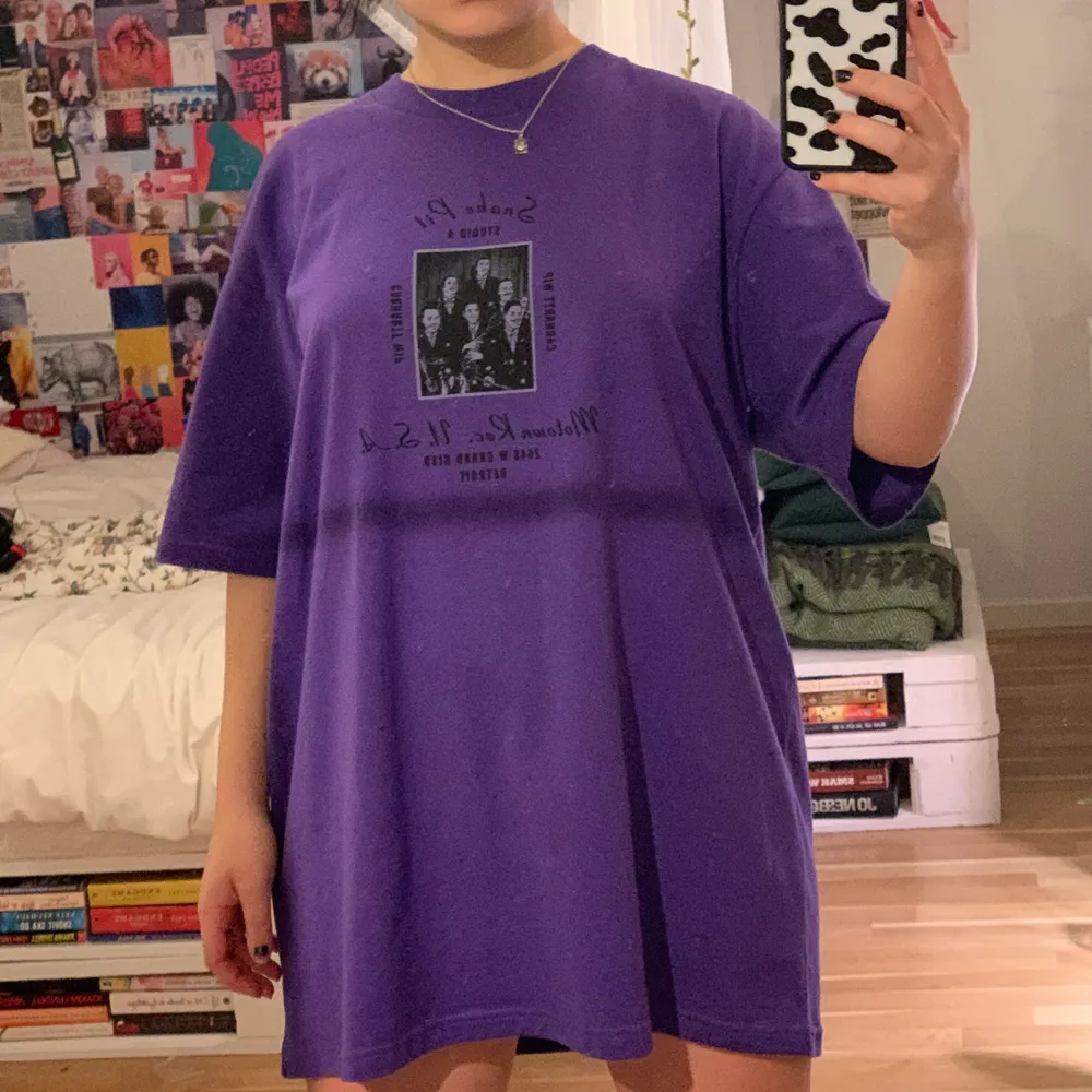 Fett snygg lila Carhartt t-shirt som köptes på rea för 350kr men den har tyvärr aldrig kommit till användning. Snyggt oversized. Hör av dig om du har några frågor :) . T-shirts.