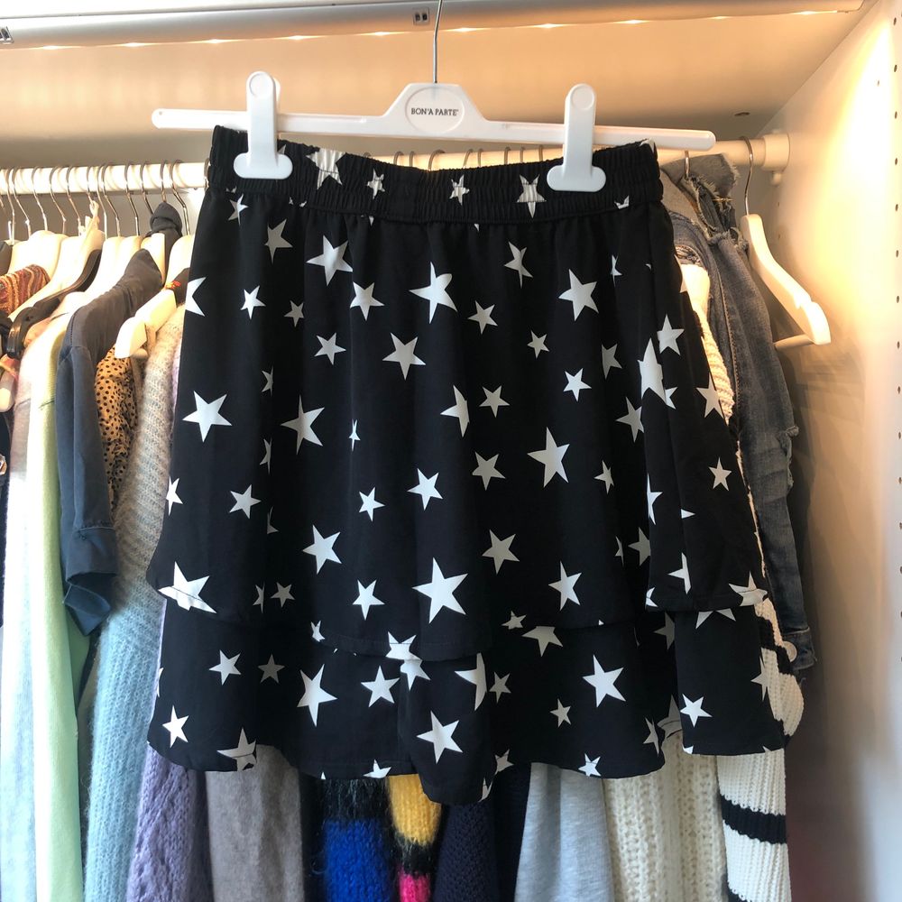 Cool kjol från Jacouline de YONG, så snygg och kan användas året runt med eller utan strumpbyxor!!. Kjolar.