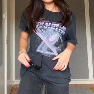 Vintage t shirt - En aning oversized t shirt i vintage stil! Jättefin till vanliga jeans för en mer casual outfit, passar också super till kjol om man vill klä upp tröjan lite mer. Knappt använd. Köparen står för frakt🥰🥰