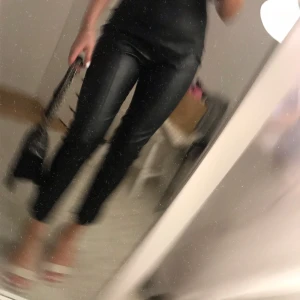 Skinntights/byxor - Köpta på NAKD, älskar!!  Frakt är 60 kronor bra passform, stretchiga