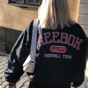 Baseball jacka - Sitter snyggt oversize på mig som har s i vanliga fall men skulle säga att den passa alla mellan xs-L beroende på hur man vill att den ska sitta! 