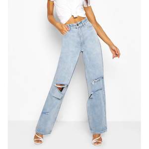 Helt oanvända boyfriens jeans i storlek 36. Dessa byxor är väldigt populära från boohoo och brukar oftast vara slutsålda :) 299kr (inklusive frakt) ordinarie pris: 504kr 