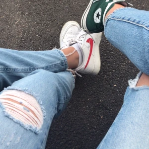 Jeans  - Skitsnygga blå jeans med hål i, (de till vänster på första bilden)Som inte kommer till användning då jag har så många... Färgen syns bäst på första bilden.💖 Använda max tre gånger.