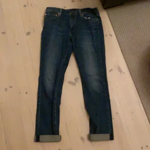 Leivs jeans 32/34 - Levis byxor mörkblå 32/34 säljes. Mycket bra skick. Kontakta vid frågor!