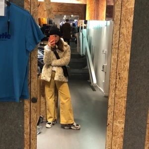 Weekday byxor storlek: 36 - Gula manchesterbyxor💛 har använt några gånger men är i relativt bra skick. 