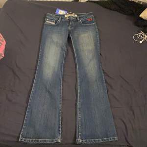 Skitsnygga diesel jeans! köpta på sellpy för bara någon vecka sedan. De är storlek 28. Jag säljer de för att de var för små:(( De är i bra skick. Priset är inklusive frakt:) Aktion! Kommentera nere om du vill höja priset, just nu på 150kr!