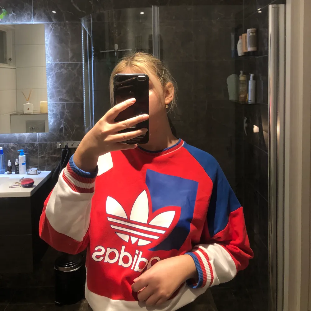 Säljer denna från retro Adidas som jag haft i många år men använt få gånger, därför finns den inte kvar på sidan så unik! Helt felfri men tycker inte dem färgerna passar mig, storlek s men passar både xs-l beroende på hur man vill den ska sitta!💘 . Tröjor & Koftor.