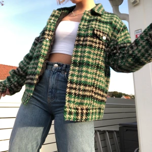 Weekday jacka - Jättefin jacka precis köpt från weekday! Grön, beig och svart rutig ish o jättemysig. Aldrig använd, inga defekter, köpt för nån vecka sen för 700kr💘