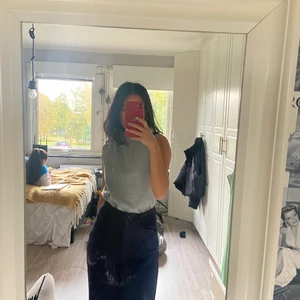 Västar i olika färger! Grå och beige! - Jag är Xs och västarna är i storleken S men de sitter på mig. De är supersnygga med en vit T-shirt eller skjorta under! Har använt de 4-5 gånger! Säljer båda för 150 kr!