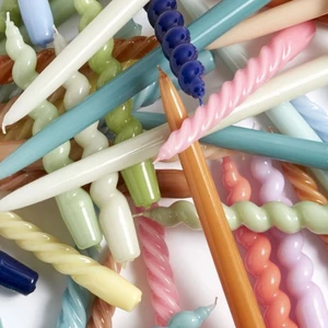 Intressekoll på twitter candles - Vill kolla om det finns intresse för dessa sjukt trendiga och snygga ljusen (twisted candles) de kommer säljas i olika färger och former. Perfekta att ge bort nu till jul!!! 💜❤️🧡💛💚💙 likea inlägget om du hade velat köpa dessa snygga ljus inom en snar framtid! 💕 dessa bilder är tagna från Pinterest och alltså inte våra ljus, men de kommer se liknande ut! När ljusen är redo att säljas kommer vi självklart lägga ut bilder på de istället för dessa. 