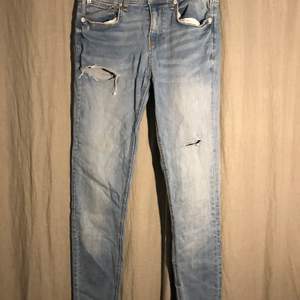 Jätte bekväma jeans! Varken låg eller hör midja utan något mitt emellan. Jeansen är från zara. Så vitt jag kan se så är där inga töjningar i grenen. 