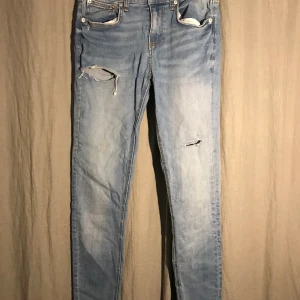 Zara jeans  - Jätte bekväma jeans! Varken låg eller hör midja utan något mitt emellan. Jeansen är från zara. Så vitt jag kan se så är där inga töjningar i grenen. 