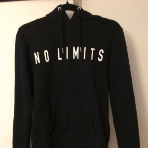 Svart Hoodie - Snygg svart hoodie med texten ”No limits” köpt på primark. Säljer för att den inte längre används. Frakt tillkommer. 