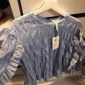  - Blus från OBJECT köpt på Vero Moda i stl 36. Säljer för jag råkat köpa två. Köpte för 499kr och säljer för 200kr. Väldigt fin blå färg och så skön. Älskar den! 💗