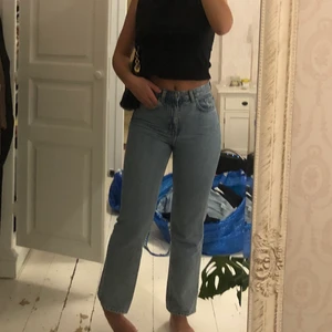 Vida jeans - Säljer dessa superpopulära weekdayjeansen i modellen voyage , då de ej kommer till användning. 💕💕 använda endast en gång, så de är i nyskick. Perfekta modellen som sätter sig svinsnyggt!!! 😍😍 färgen är Pen Blue, vilket är den perfekta jeansfärgen! Jag är 169 lång och ni ser hur de sitter på mig💕