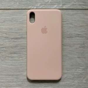 Apple silikonskal i färgen sandrosa. Jättefint skick. Ordinariepris är 495 kr. Passar iPhone xs Max