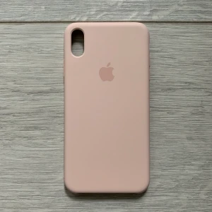 Apple silikonskal - Apple silikonskal i färgen sandrosa. Jättefint skick. Ordinariepris är 495 kr. Passar iPhone xs Max