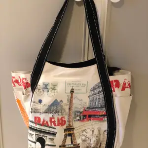 Väska köpt i Paris. Rymlig och knappt använd!