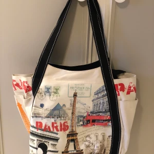 Väska Paris - Väska köpt i Paris. Rymlig och knappt använd!