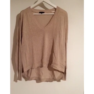  - Ljust guldglittrig snyggt v-ringad tröja letar ny ägare, använd en gång helt i nyskick! Storlek 36/38 så passar både S och M. Passar både till fest och till vardags