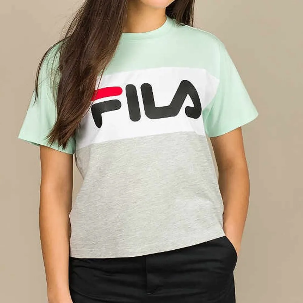 Grå och mintfärgad Fila t-shirt i mycket bra skick, knappt använd. Storlek XS. 120 kr inkl frakt.. T-shirts.