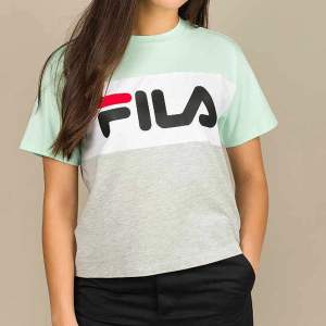 Grå och mintfärgad Fila t-shirt i mycket bra skick, knappt använd. Storlek XS. 120 kr inkl frakt.