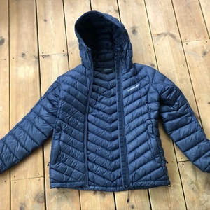 Peak Performance Jacka - Blå Peak Performance jacka i storlek XS, dammodell. Den är använd men i bra skick, inga hål. Köpt för 2700 kr. Säljer den då den är för liten. Priset kan diskuteras. Köpare står för frakt.