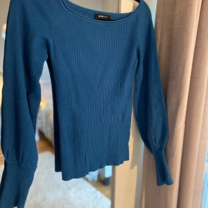 Fin blå tröja - Fin blå tröja från Gina Tricot med bred urringning och volangärmar, bra skick!