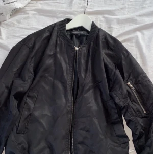 Tunn bomber jacka  - Den har hål i fickan. Stor i storleken 