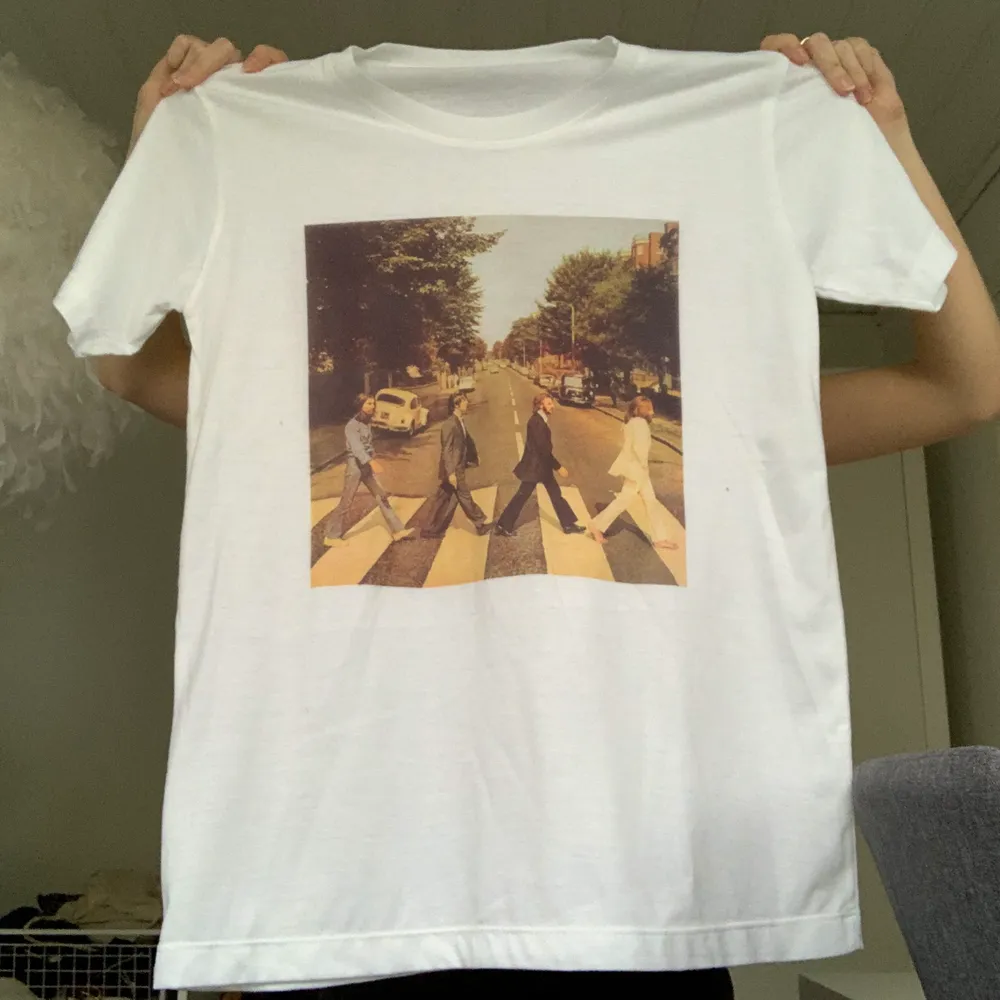 The Beatles tryck på en vit stor tshirt! Väldigt mjuk. T-shirts.