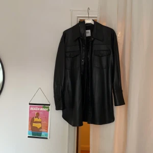 Faux leather skjorta strlk S - Svart faux leather jack/skjorta från Zara. Köpt förra hösten, såå fin och förtjänar inte att damma i min garderob!