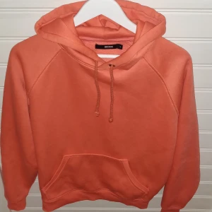 Hoodie - Hoodie från Bik-bok, sällan använd, därav jag säljer, strl S, + frakt 59kr✨🥰.               