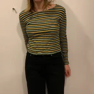 Randig långärmad tröja från Monki. Skönt stretchight material :) möts upp i stockholm eller leverans då du står för frakten.