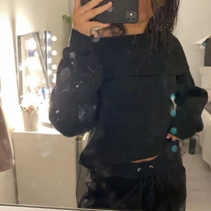 Svart stickad off shoulder - Svart mysig off shoulder stickad tröja, storlek S, köpt från chiquelle, fint skick!