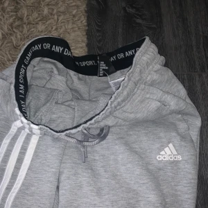 Adidas mjukisbyxor st xs - Adidas mjukisbyxor, st Xs och i väldigt bra skick!