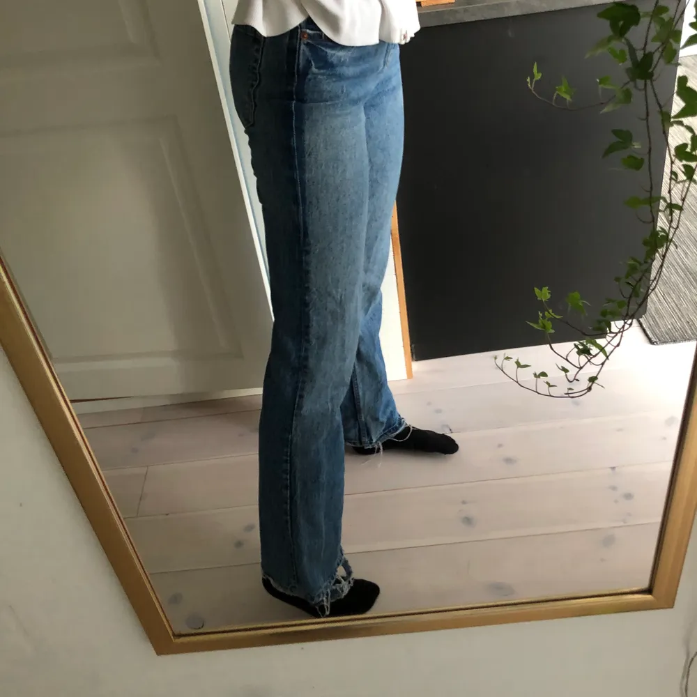 Säljer mina snygga zara jeans då dem aldrig riktigt kommit till användning - därav i fint skick! Dem är raka upptill och vida nertill, i storlek 36🦋🦋. Jeans & Byxor.