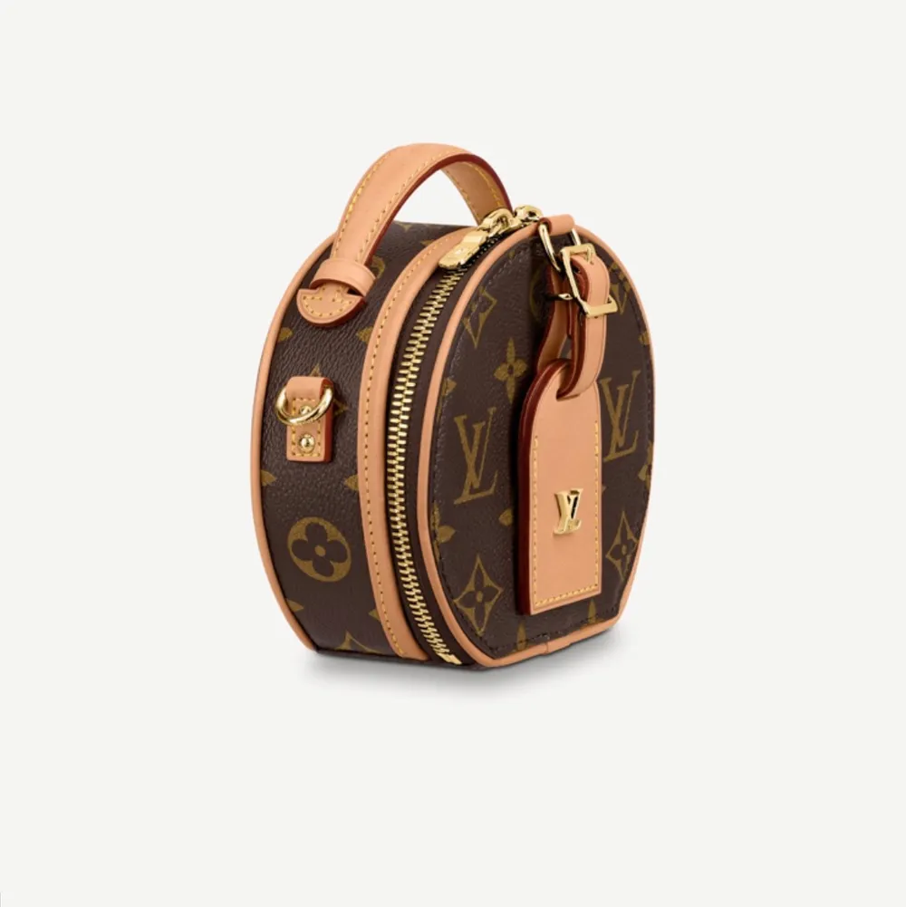 Vill bara kolla intressekoll på denna super snygga side bag väska från Louis Vuitton. Inte äkta utan en väldigt bra kopia. Köpt för 2800kr. Väskor.