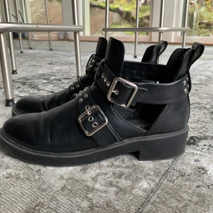 Boots  - PU läder boots från H&M men snygga cut-puts. Jag har bara använt dom ett fåtal gånger så dom är praktiskt taget nya, och väldigt sköna! 