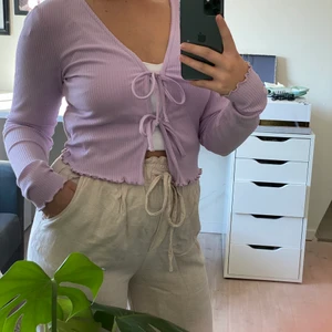 Lila knyt-tröja - Säljer denna fina tröjan från NA-KD i en fin, lila/rosa färg. Fin till mycket. Går inte att köpa mer vad jag vet