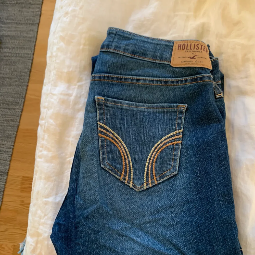 Ett par snygga bootcut jeans som inte passar mig längre. De är låga I midjan och har storlek 26. Priset är 100kr exklusive frakt.. Jeans & Byxor.