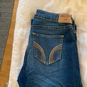 Ett par snygga bootcut jeans som inte passar mig längre. De är låga I midjan och har storlek 26. Priset är 100kr exklusive frakt.