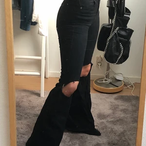 Svarta bootcut - Säljer mina svarta dr denim jeans i bra skick!!💕 jag är 165 cm lång.