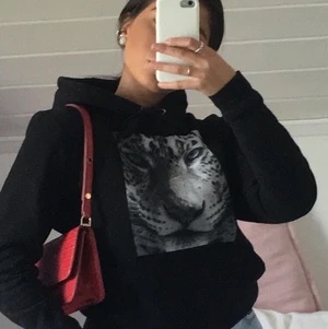 THE COOL ELEPHANT, LEO - En jätte snygg hoodie från the cool elephant, (nästan ny). Älskar den men säljer pga fler hemma. St S, går superbra ändå att ha jacka över utan att det blir fult. Nypris pris är 599kr+frakt. 