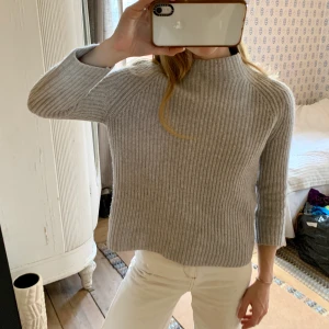 100% Kashmir från Toast - ☁️ ❕100% Kashmir från Toast❕☁️ Köptes för över 1000kr. Väldigt varm och mysig. I gott skick (lite nopprig men det går att ta bort). Modellen är kort i ärmarna och har en ”boxy” passform. Hög i halsen men inte tight.