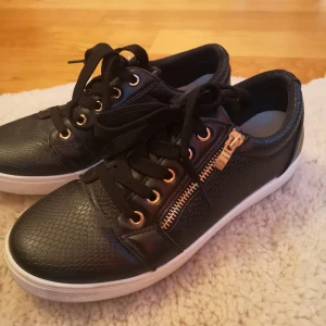 Svarta snikers  - Svarta fake läder snikers. Verkligen super snygga men har aldrig kommit till användning. Oanvända. 100 kr + frakt. 